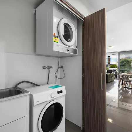 Cirque Apartments Brisbane Room photo